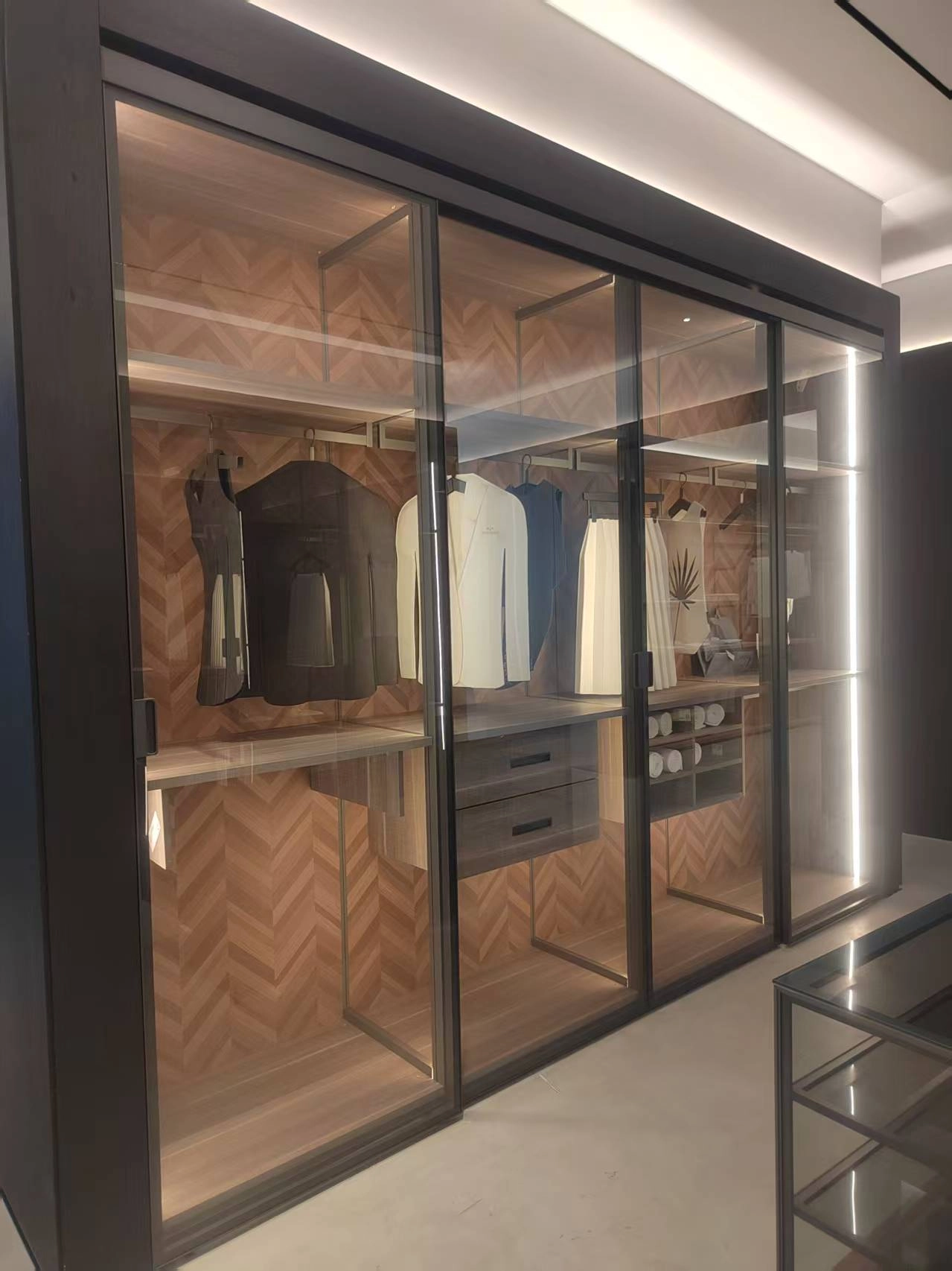 Factory Luxury Design Customized Aluminum Frame Glass Sliding Door Bedroom Wardrobe Furniture